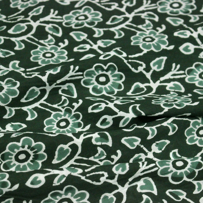 Tissu coton fin imprimé INDIENNES, vert bouteille aux fleurs et feuilles vertes et blanches - STANDARD 100 OEKO - TEX - TissusPapi.com