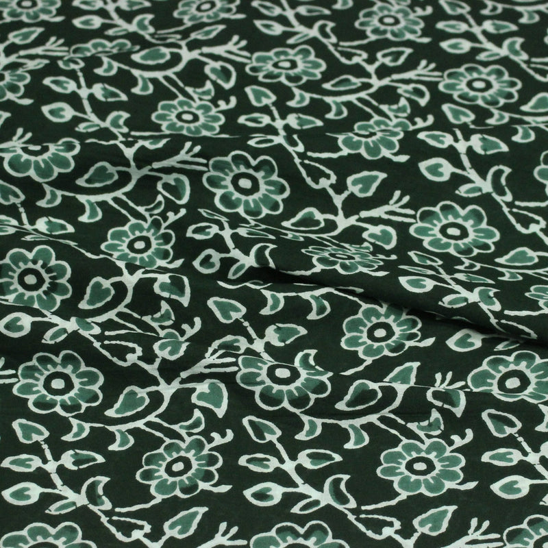 Tissu coton fin imprimé INDIENNES, vert bouteille aux fleurs et feuilles vertes et blanches - STANDARD 100 OEKO - TEX - TissusPapi.com