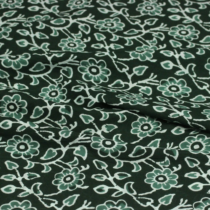 Tissu coton fin imprimé INDIENNES, vert bouteille aux fleurs et feuilles vertes et blanches - STANDARD 100 OEKO - TEX - TissusPapi.com