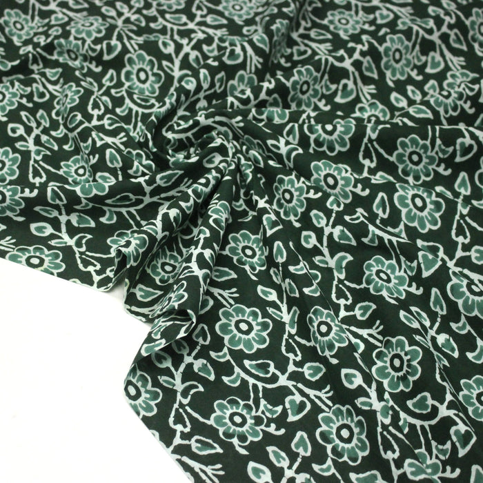 Tissu coton fin imprimé INDIENNES, vert bouteille aux fleurs et feuilles vertes et blanches - STANDARD 100 OEKO - TEX - TissusPapi.com