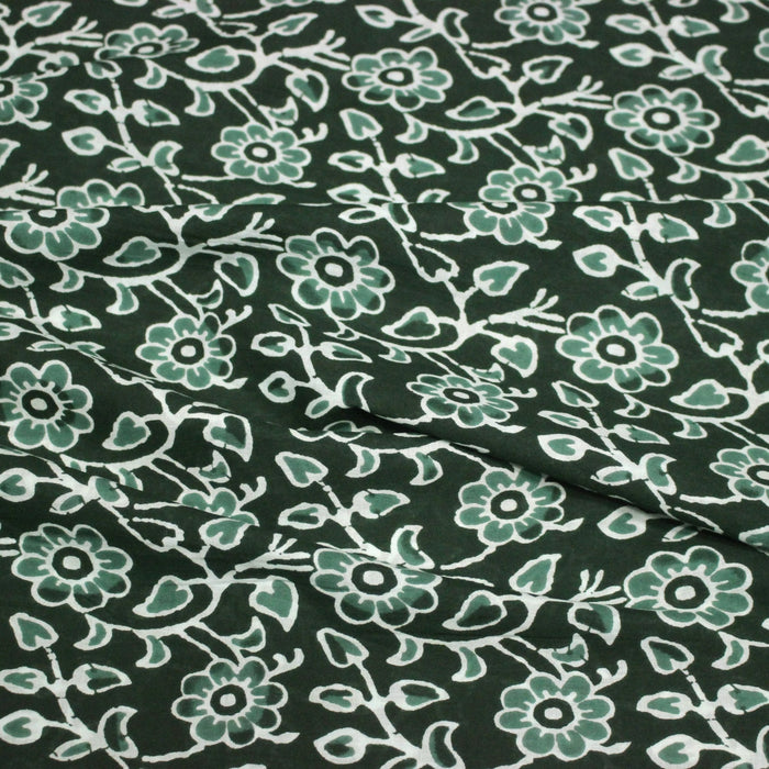 Tissu coton fin imprimé INDIENNES, vert bouteille aux fleurs et feuilles vertes et blanches - STANDARD 100 OEKO - TEX - TissusPapi.com