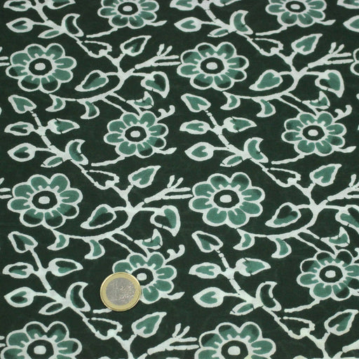 Tissu coton fin imprimé INDIENNES, vert bouteille aux fleurs et feuilles vertes et blanches - STANDARD 100 OEKO - TEX - TissusPapi.com