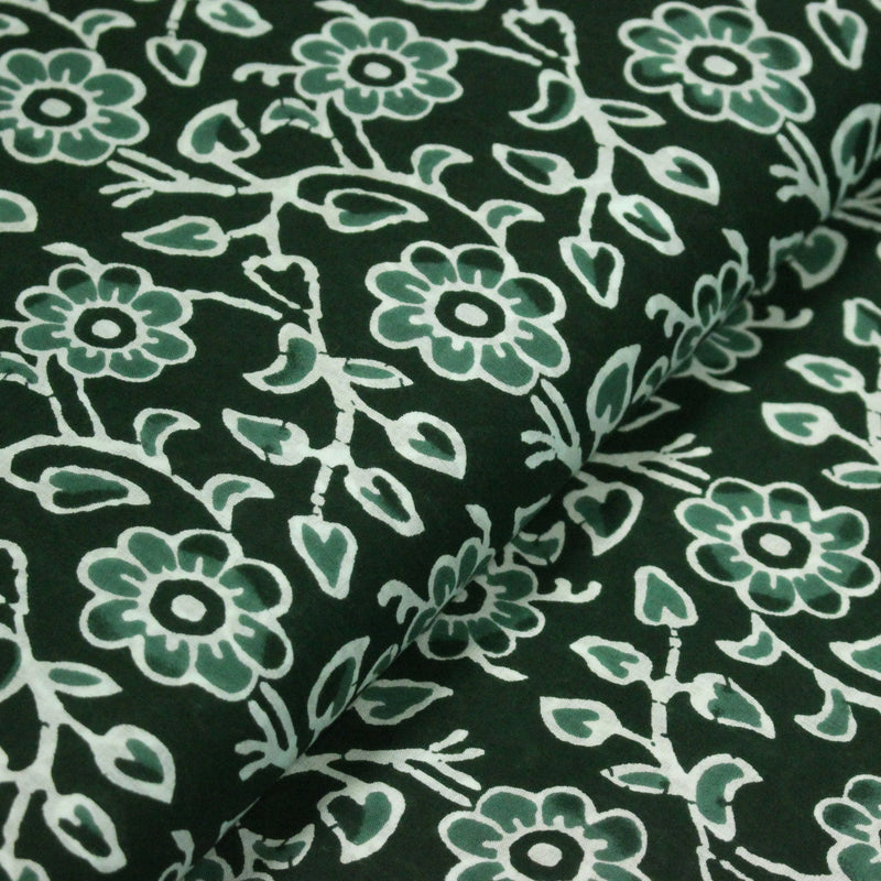 Tissu coton fin imprimé INDIENNES, vert bouteille aux fleurs et feuilles vertes et blanches - STANDARD 100 OEKO - TEX - TissusPapi.com