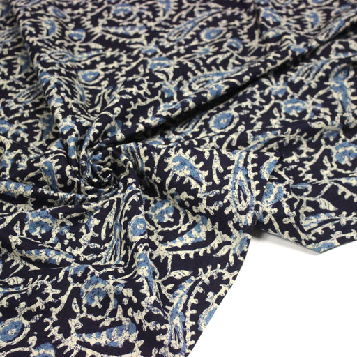 Tissu coton fin imprimé INDIENNES, bleu marine aux fleurs traditionnelles bleues et écrues - STANDARD 100 OEKO - TEX - TissusPapi.com