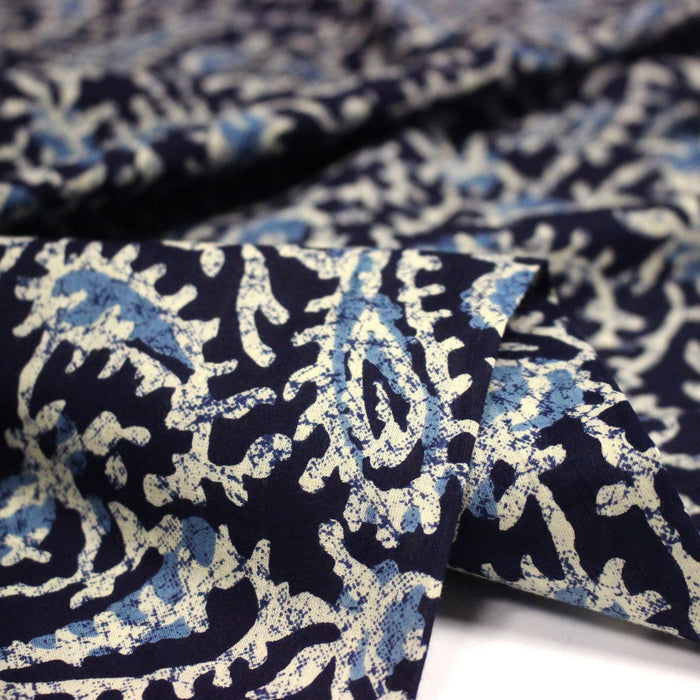 Tissu coton fin imprimé INDIENNES, bleu marine aux fleurs traditionnelles bleues et écrues - STANDARD 100 OEKO - TEX - TissusPapi.com