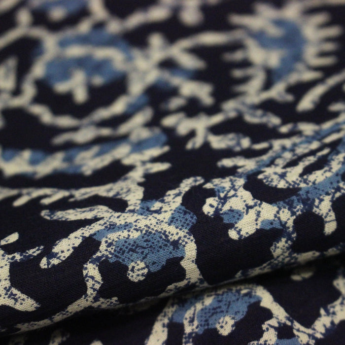 Tissu coton fin imprimé INDIENNES, bleu marine aux fleurs traditionnelles bleues et écrues - STANDARD 100 OEKO - TEX - TissusPapi.com