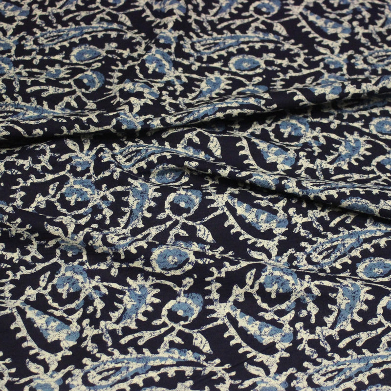 Tissu coton fin imprimé INDIENNES, bleu marine aux fleurs traditionnelles bleues et écrues - STANDARD 100 OEKO - TEX - TissusPapi.com
