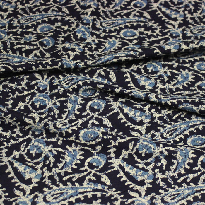 Tissu coton fin imprimé INDIENNES, bleu marine aux fleurs traditionnelles bleues et écrues - STANDARD 100 OEKO - TEX - TissusPapi.com