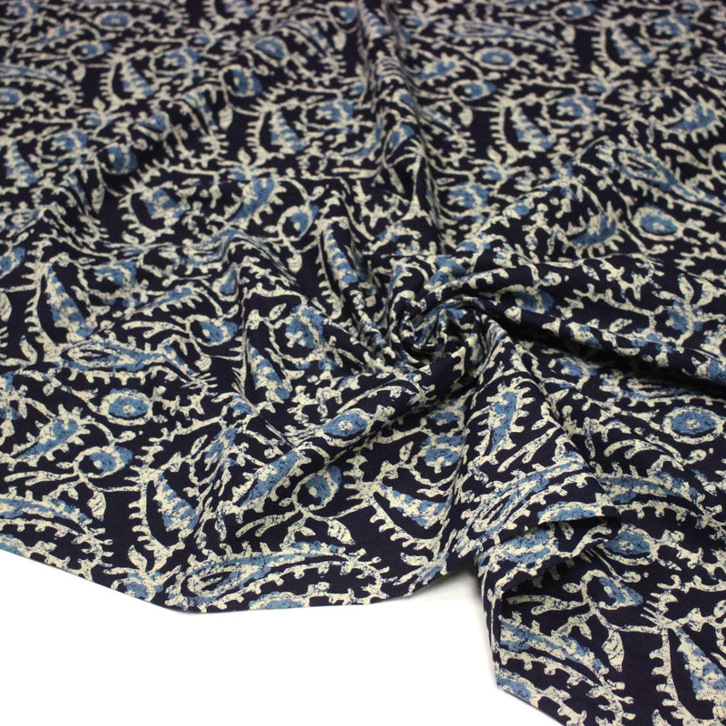 Tissu coton fin imprimé INDIENNES, bleu marine aux fleurs traditionnelles bleues et écrues - STANDARD 100 OEKO - TEX - TissusPapi.com
