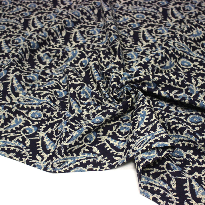 Tissu coton fin imprimé INDIENNES, bleu marine aux fleurs traditionnelles bleues et écrues - STANDARD 100 OEKO - TEX - TissusPapi.com