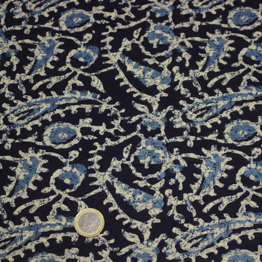 Tissu coton fin imprimé INDIENNES, bleu marine aux fleurs traditionnelles bleues et écrues - STANDARD 100 OEKO - TEX - TissusPapi.com
