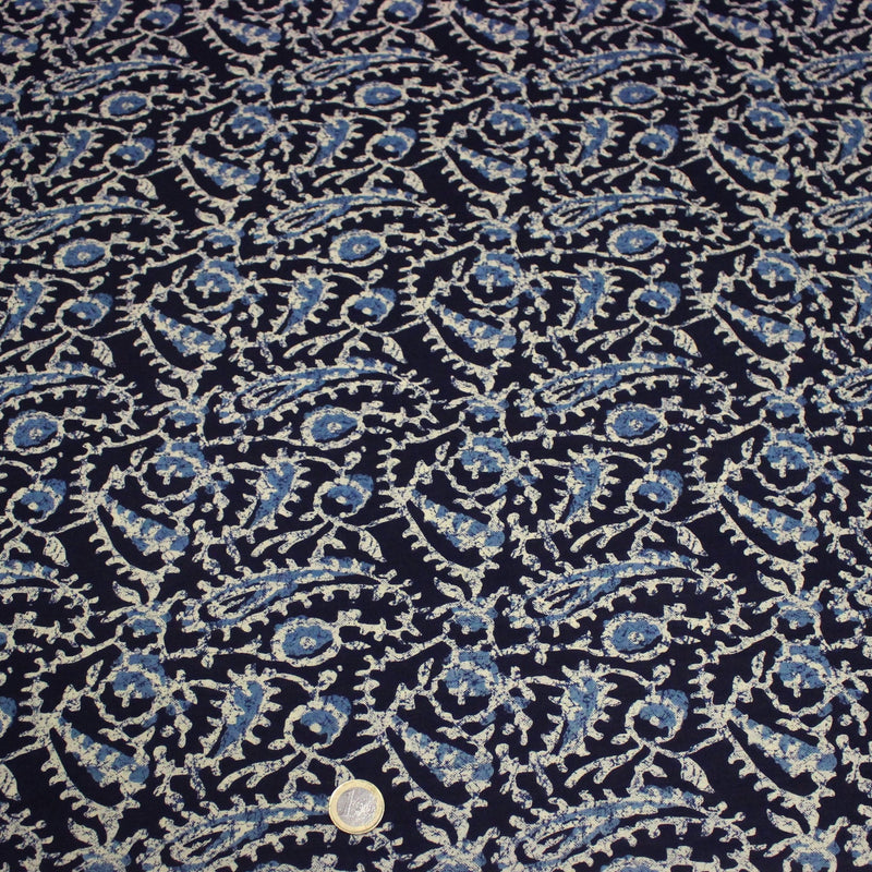 Tissu coton fin imprimé INDIENNES, bleu marine aux fleurs traditionnelles bleues et écrues - STANDARD 100 OEKO - TEX - TissusPapi.com