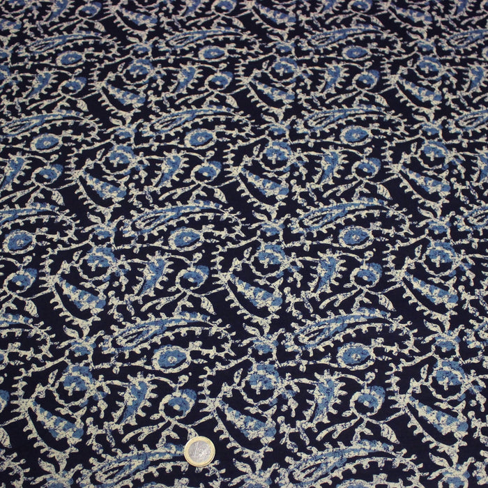 Tissu coton fin imprimé INDIENNES, bleu marine aux fleurs traditionnelles bleues et écrues - STANDARD 100 OEKO - TEX - TissusPapi.com