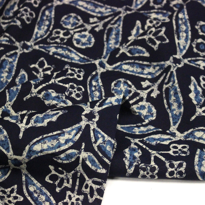 Tissu coton fin imprimé INDIENNES, bleu marine aux fleurs traditionnelles géométriques bleues et écrues - STANDARD 100 OEKO - TEX - TissusPapi.com