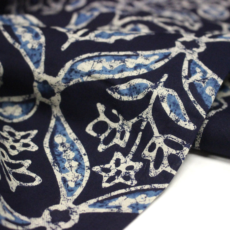 Tissu coton fin imprimé INDIENNES, bleu marine aux fleurs traditionnelles géométriques bleues et écrues - STANDARD 100 OEKO - TEX - TissusPapi.com