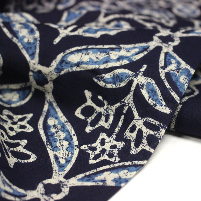 Tissu coton fin imprimé INDIENNES, bleu marine aux fleurs traditionnelles géométriques bleues et écrues - STANDARD 100 OEKO - TEX - TissusPapi.com