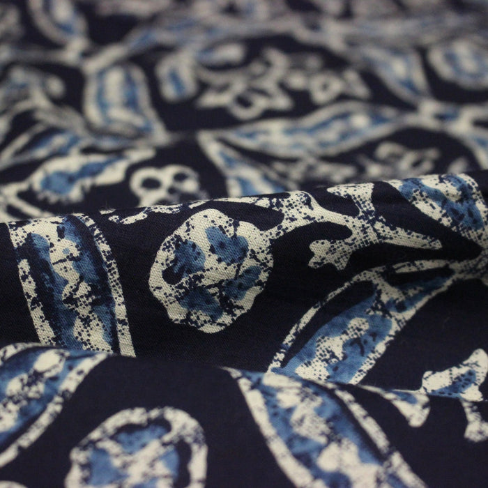 Tissu coton fin imprimé INDIENNES, bleu marine aux fleurs traditionnelles géométriques bleues et écrues - STANDARD 100 OEKO - TEX - TissusPapi.com