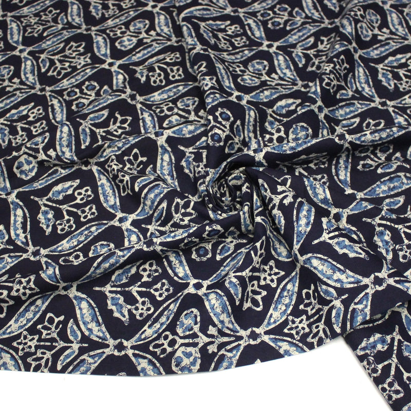 Tissu coton fin imprimé INDIENNES, bleu marine aux fleurs traditionnelles géométriques bleues et écrues - STANDARD 100 OEKO - TEX - TissusPapi.com