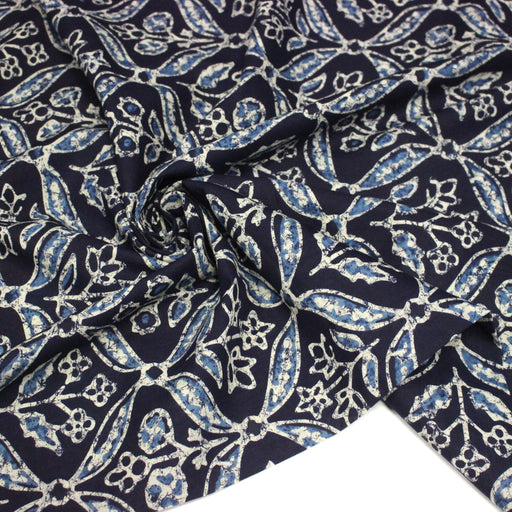 Tissu coton fin imprimé INDIENNES, bleu marine aux fleurs traditionnelles géométriques bleues et écrues - STANDARD 100 OEKO - TEX - TissusPapi.com