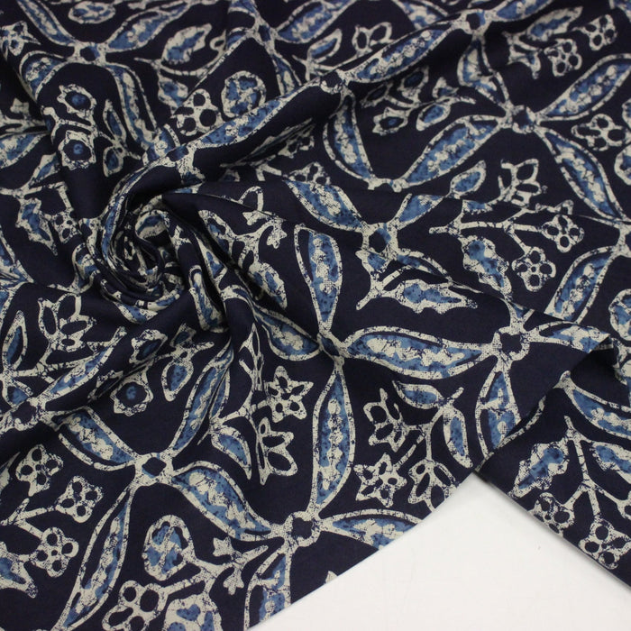 Tissu coton fin imprimé INDIENNES, bleu marine aux fleurs traditionnelles géométriques bleues et écrues - STANDARD 100 OEKO - TEX - TissusPapi.com
