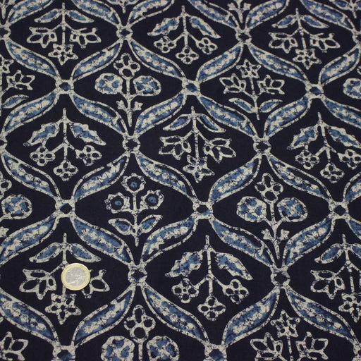 Tissu coton fin imprimé INDIENNES, bleu marine aux fleurs traditionnelles géométriques bleues et écrues - STANDARD 100 OEKO - TEX - TissusPapi.com