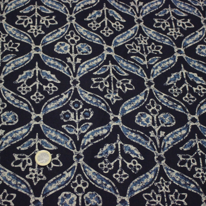 Tissu coton fin imprimé INDIENNES, bleu marine aux fleurs traditionnelles géométriques bleues et écrues - STANDARD 100 OEKO - TEX - TissusPapi.com