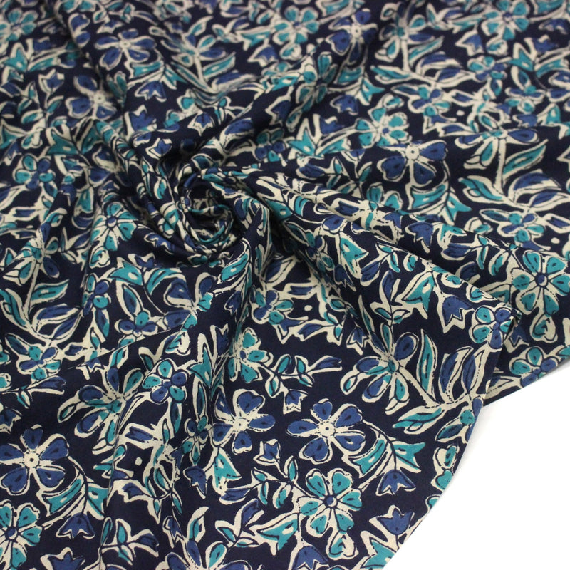 Tissu coton fin imprimé INDIENNES, fleuri traditionnel bleu écru vert, fond bleu marine - STANDARD 100 OEKO - TEX - TissusPapi.com