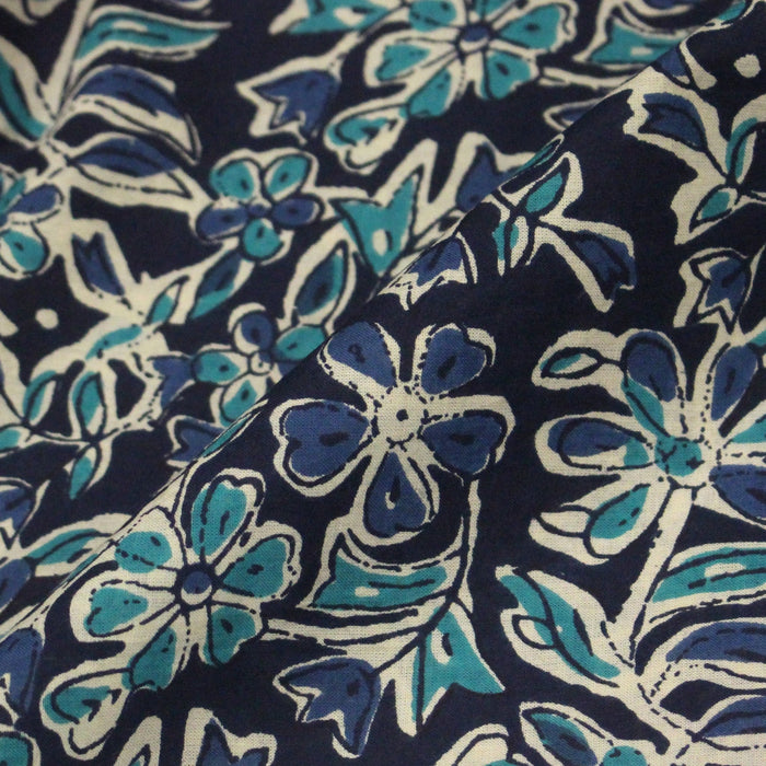 Tissu coton fin imprimé INDIENNES, fleuri traditionnel bleu écru vert, fond bleu marine - STANDARD 100 OEKO - TEX - TissusPapi.com