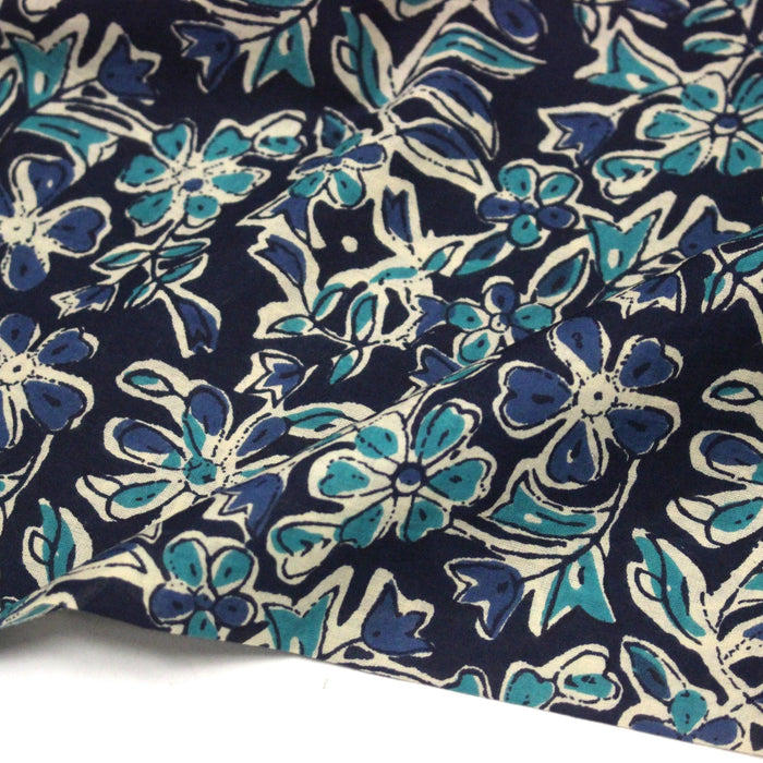 Tissu coton fin imprimé INDIENNES, fleuri traditionnel bleu écru vert, fond bleu marine - STANDARD 100 OEKO - TEX - TissusPapi.com