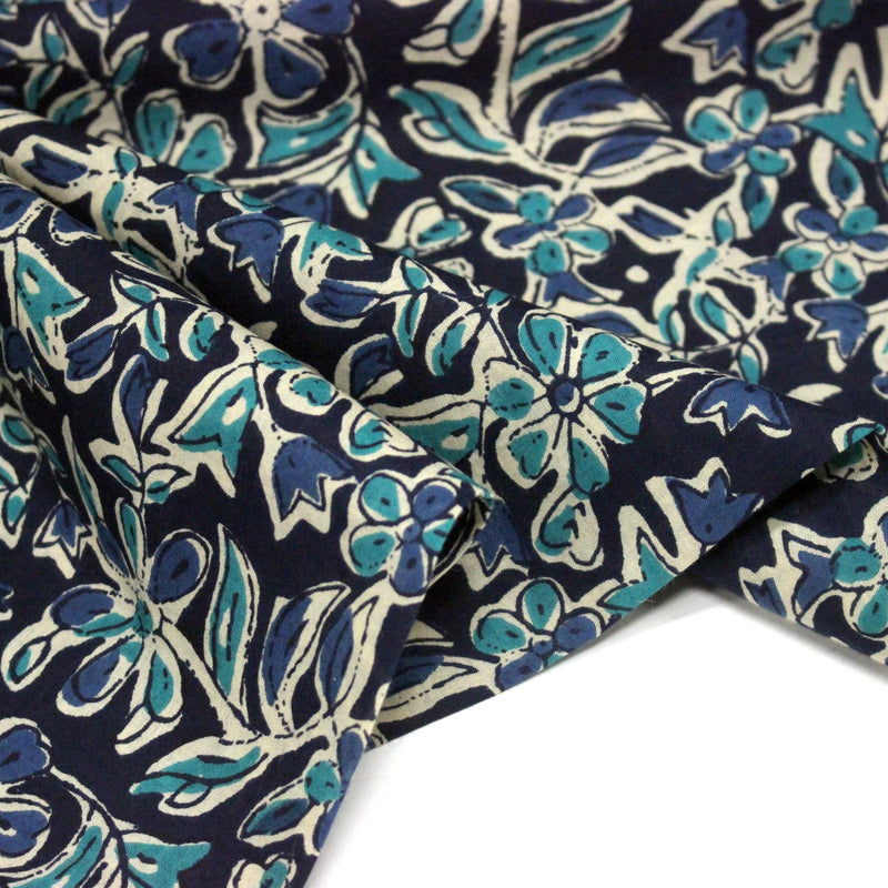 Tissu coton fin imprimé INDIENNES, fleuri traditionnel bleu écru vert, fond bleu marine - STANDARD 100 OEKO - TEX - TissusPapi.com