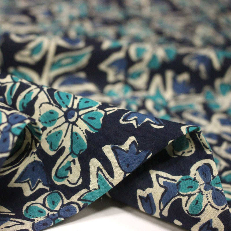 Tissu coton fin imprimé INDIENNES, fleuri traditionnel bleu écru vert, fond bleu marine - STANDARD 100 OEKO - TEX - TissusPapi.com
