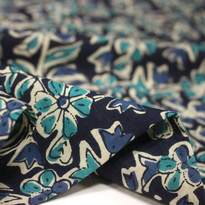 Tissu coton fin imprimé INDIENNES, fleuri traditionnel bleu écru vert, fond bleu marine - STANDARD 100 OEKO - TEX - TissusPapi.com