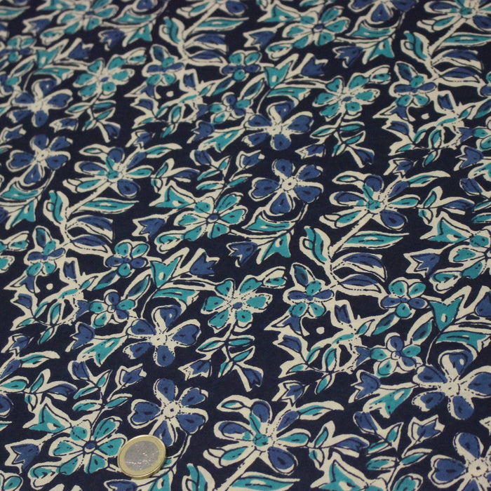 Tissu coton fin imprimé INDIENNES, fleuri traditionnel bleu écru vert, fond bleu marine - STANDARD 100 OEKO - TEX - TissusPapi.com