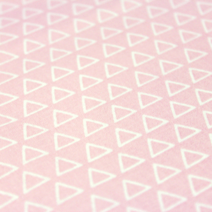 Tissu de coton rose pâle aux petits triangles blancs - OEKO-TEX®