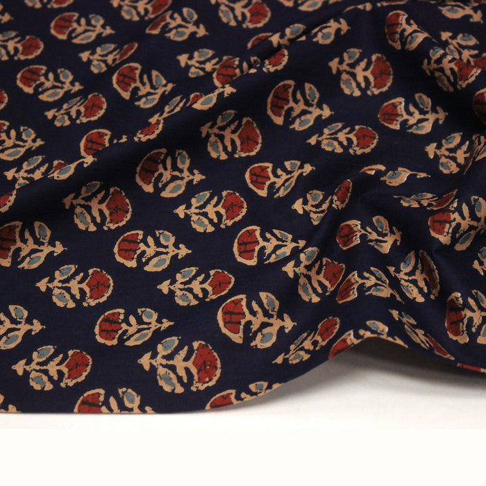 Tissu coton fin imprimé INDIENNES, marine aux fleurs traditionnelles rouge ocre et bleu - STANDARD 100 OEKO - TEX - TissusPapi.com