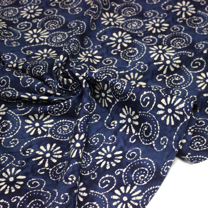 Tissu coton fin imprimé INDIENNES, fleurs et arabesques écrues, fond bleu - STANDARD 100 OEKO - TEX - TissusPapi.com