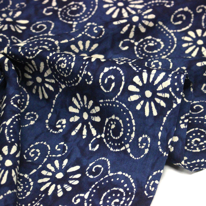 Tissu coton fin imprimé INDIENNES, fleurs et arabesques écrues, fond bleu - STANDARD 100 OEKO - TEX - TissusPapi.com