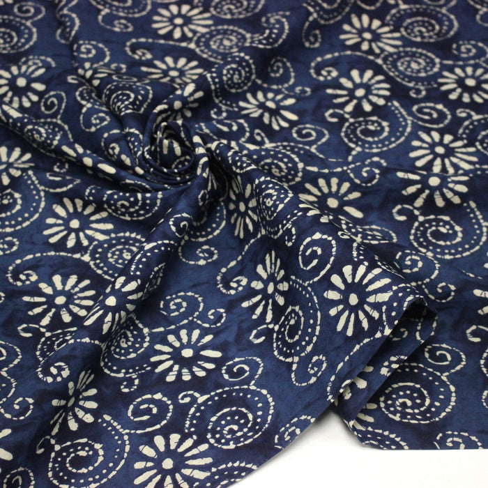 Tissu coton fin imprimé INDIENNES, fleurs et arabesques écrues, fond bleu - STANDARD 100 OEKO - TEX - TissusPapi.com