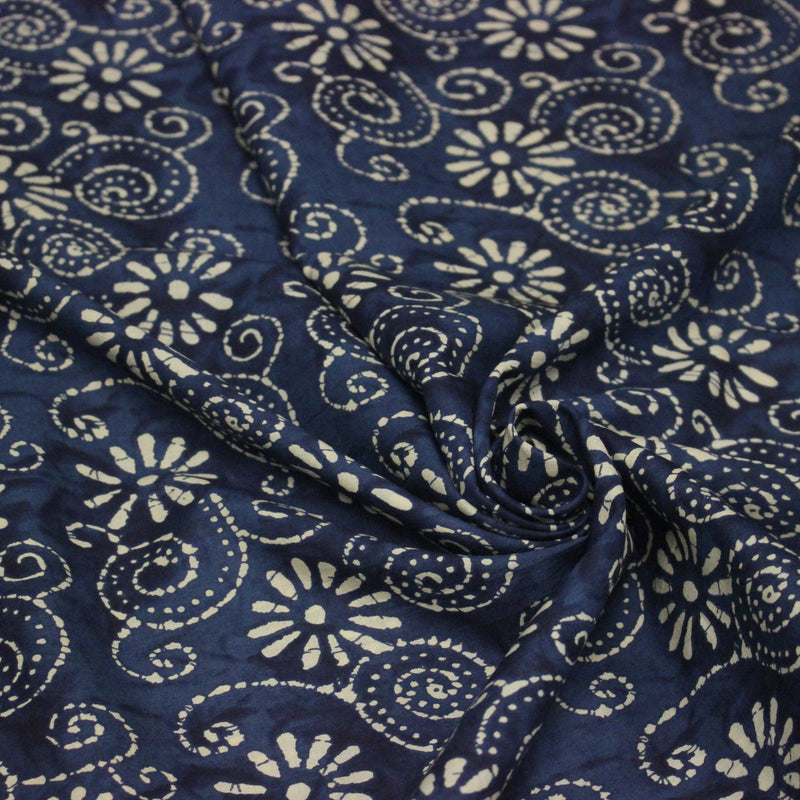 Tissu coton fin imprimé INDIENNES, fleurs et arabesques écrues, fond bleu - STANDARD 100 OEKO - TEX - TissusPapi.com