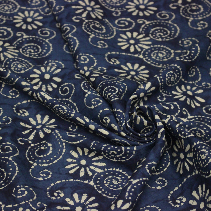 Tissu coton fin imprimé INDIENNES, fleurs et arabesques écrues, fond bleu - STANDARD 100 OEKO - TEX - TissusPapi.com
