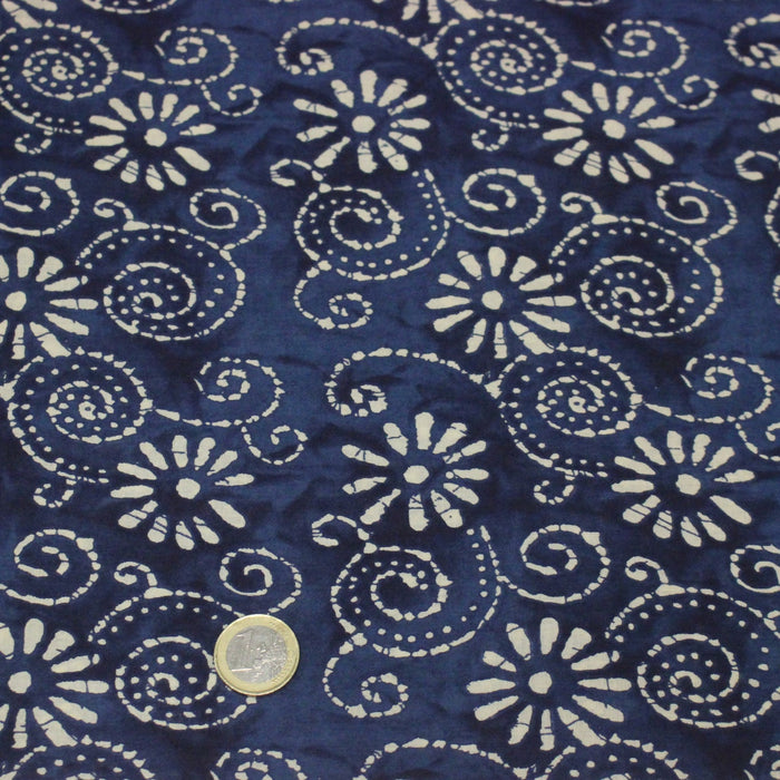 Tissu coton fin imprimé INDIENNES, fleurs et arabesques écrues, fond bleu - STANDARD 100 OEKO - TEX - TissusPapi.com