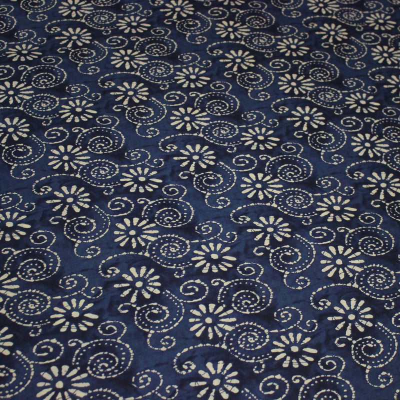 Tissu coton fin imprimé INDIENNES, fleurs et arabesques écrues, fond bleu - STANDARD 100 OEKO - TEX - TissusPapi.com
