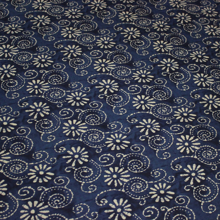 Tissu coton fin imprimé INDIENNES, fleurs et arabesques écrues, fond bleu - STANDARD 100 OEKO - TEX - TissusPapi.com