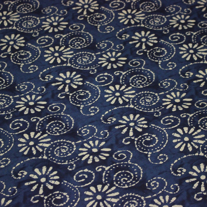 Tissu coton fin imprimé INDIENNES, fleurs et arabesques écrues, fond bleu - STANDARD 100 OEKO - TEX - TissusPapi.com