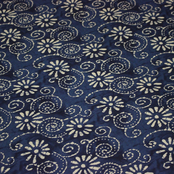 Tissu coton fin imprimé INDIENNES, fleurs et arabesques écrues, fond bleu - STANDARD 100 OEKO - TEX - TissusPapi.com