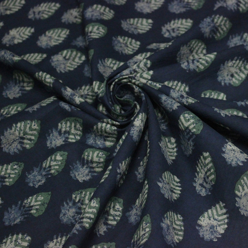 Tissu coton fin imprimé INDIENNES, bleu indigo aux fleurs traditionnelles écrues et vertes - STANDARD 100 OEKO - TEX - TissusPapi.com
