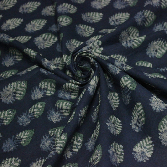 Tissu coton fin imprimé INDIENNES, bleu indigo aux fleurs traditionnelles écrues et vertes - STANDARD 100 OEKO - TEX - TissusPapi.com