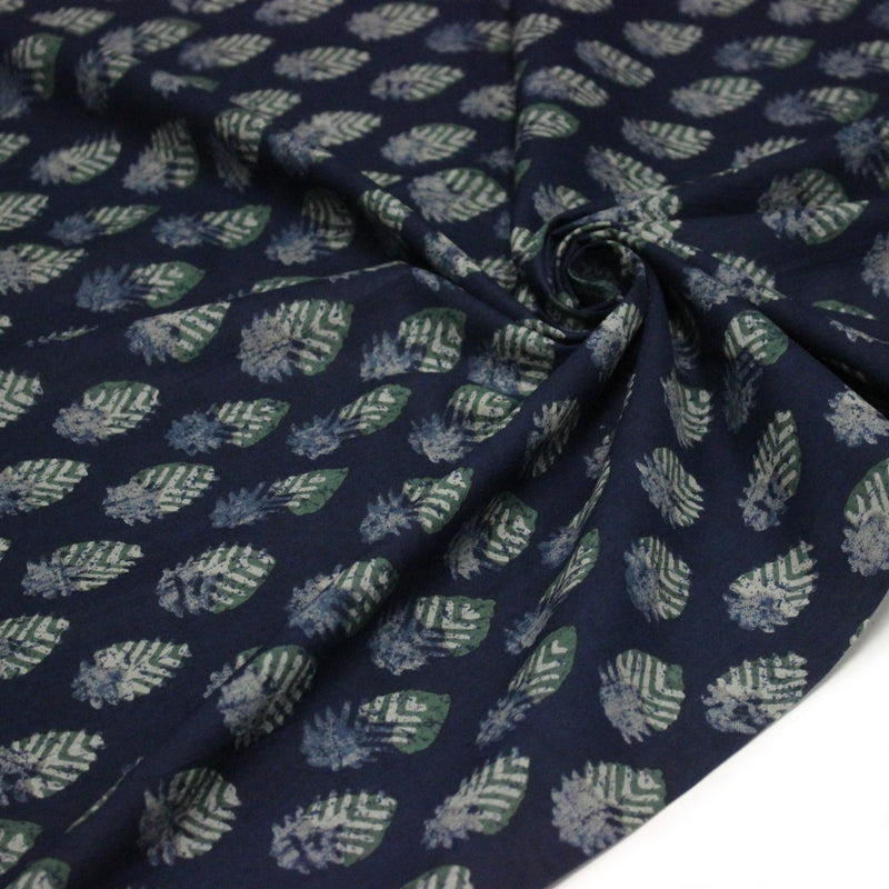Tissu coton fin imprimé INDIENNES, bleu indigo aux fleurs traditionnelles écrues et vertes - STANDARD 100 OEKO - TEX - TissusPapi.com