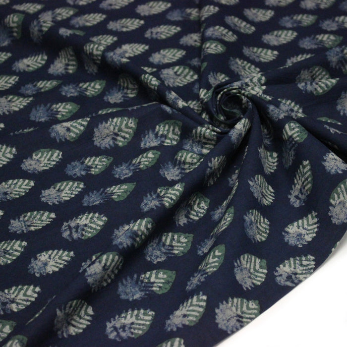Tissu coton fin imprimé INDIENNES, bleu indigo aux fleurs traditionnelles écrues et vertes - STANDARD 100 OEKO - TEX - TissusPapi.com