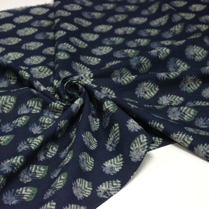 Tissu coton fin imprimé INDIENNES, bleu indigo aux fleurs traditionnelles écrues et vertes - STANDARD 100 OEKO - TEX - TissusPapi.com